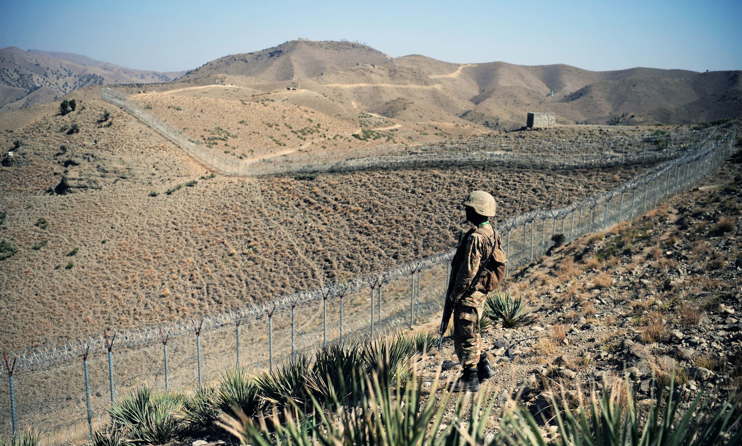 Afghanistan-Pakistan border conflicts The Pakistan military vowed on October 18 a new border fence and hundreds of forts would help curb militancy, as it showcased efforts aimed at sealing the rugged border with Afghanistan long crossed at will by insurgents.